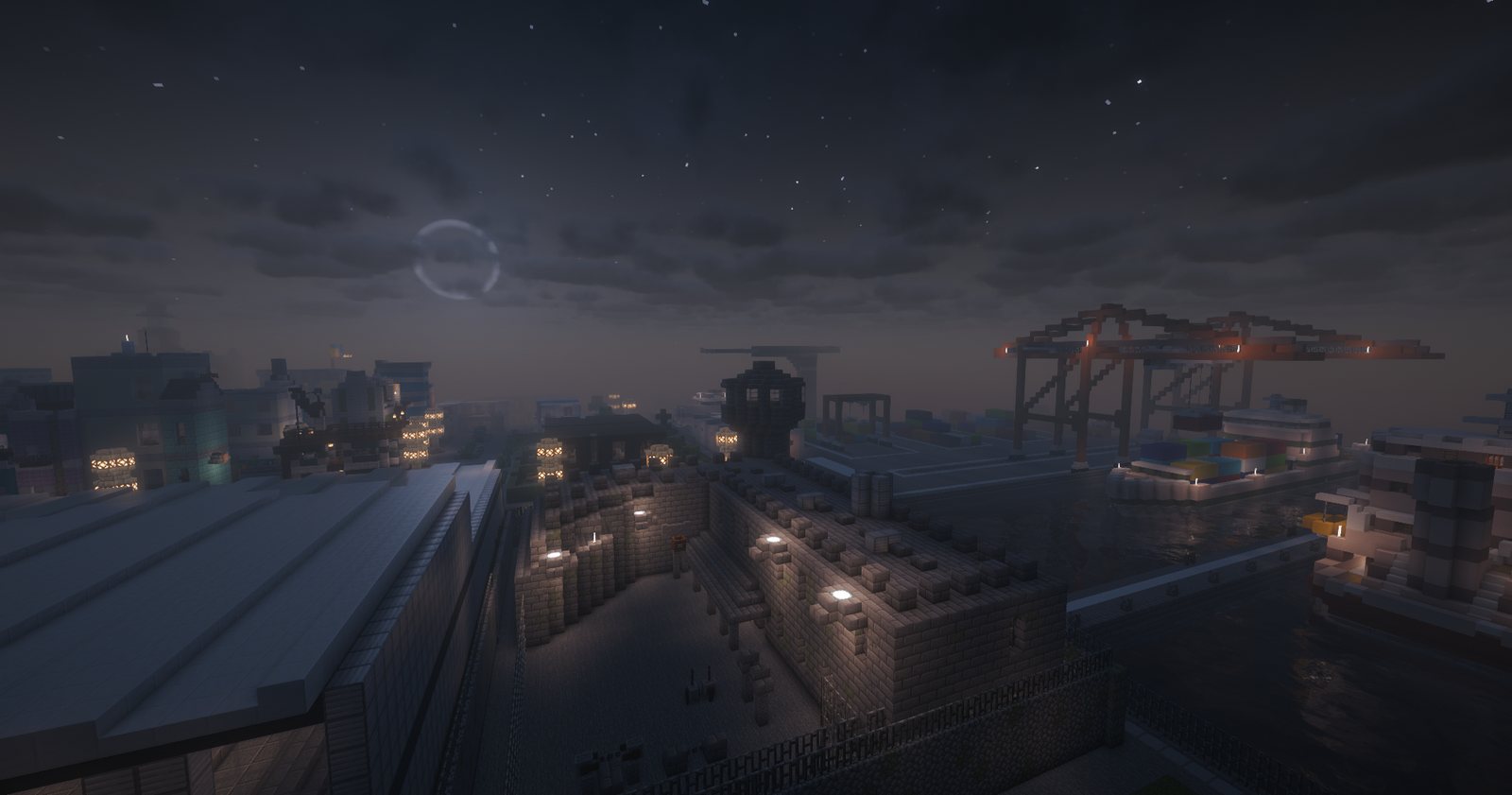 La prison et le port à conteneurs de la ville, de nuit.
