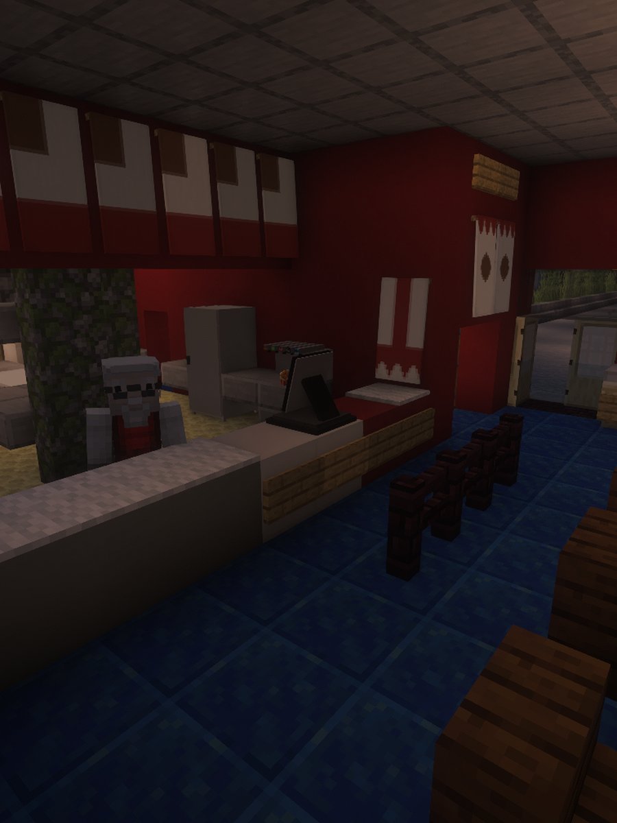 L'intérieur du Fried Chicken, sa cuisine et sa caisse.